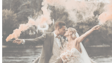 Hochzeitspaar mit floraler Dekoration von UNICO