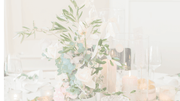Hochzeitsfloristik von UNICO mit floraler Tischdekoration