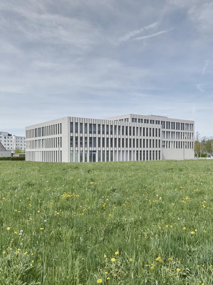 Aussenansicht des Gemeindehauses Volketswil