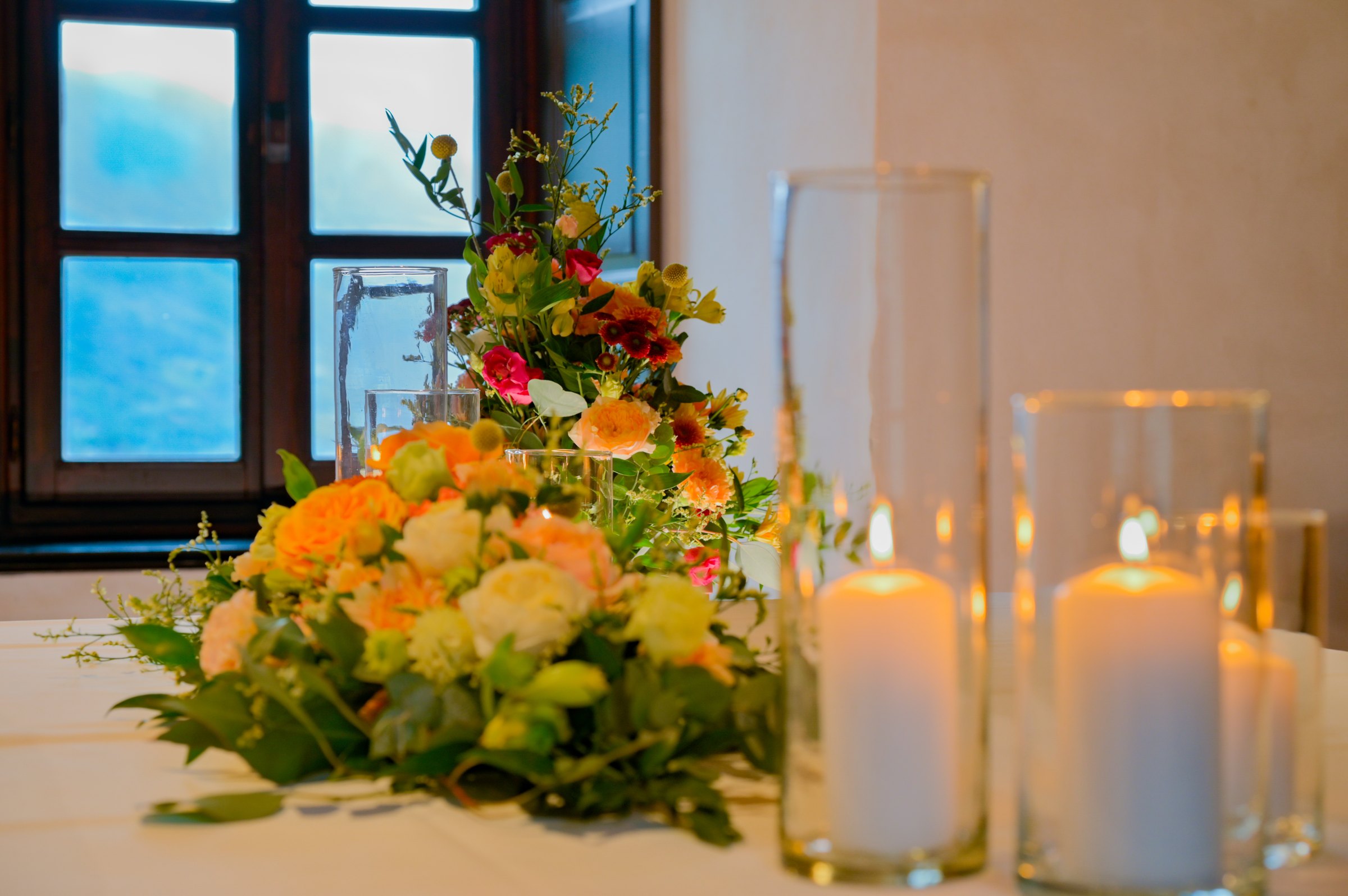 Blumendekoration im Benedetto-Ferrini-Saal von Sasso Corbaro