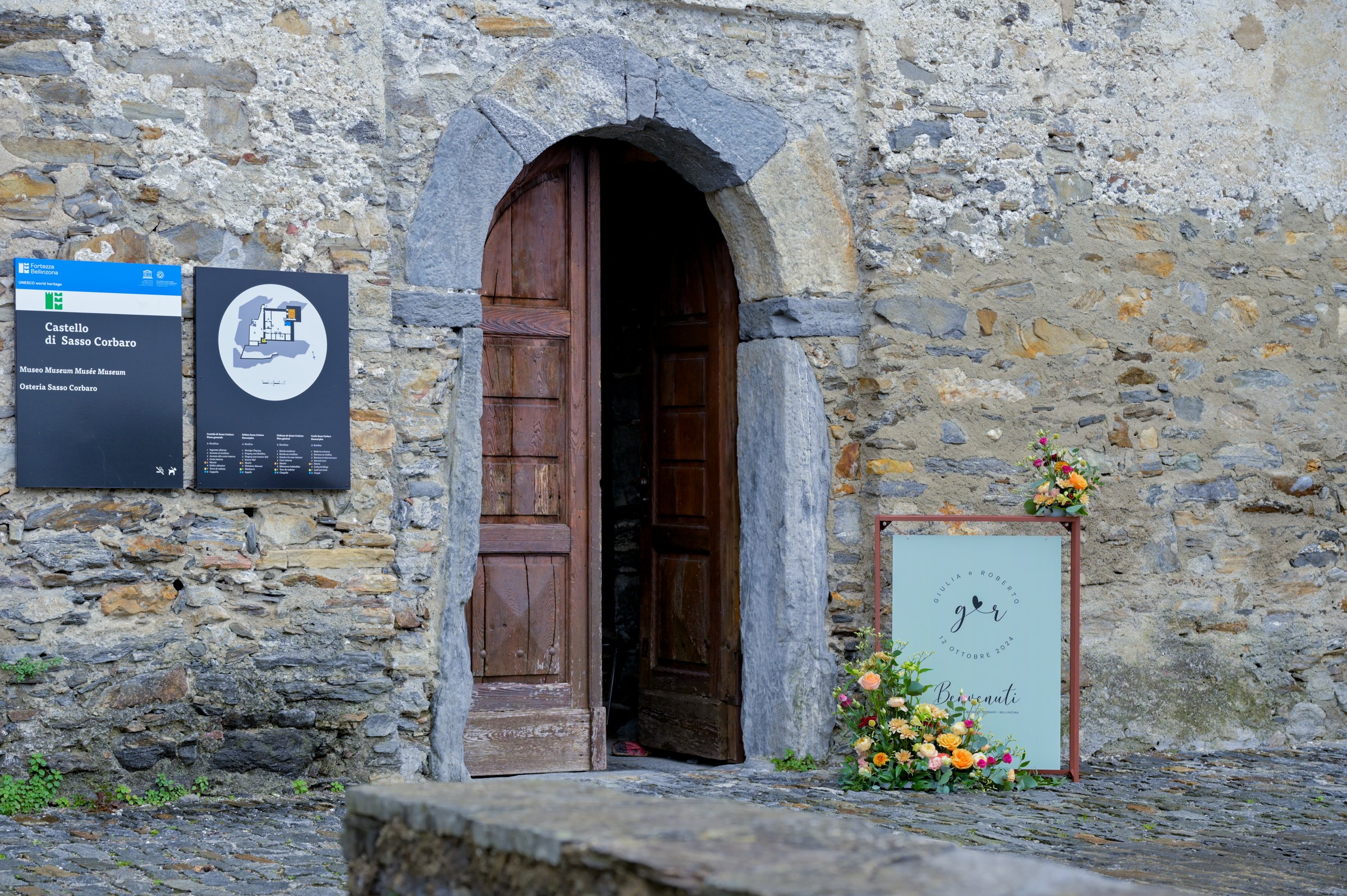 Geschmückter Eingang zum Castello Sasso Corbaro