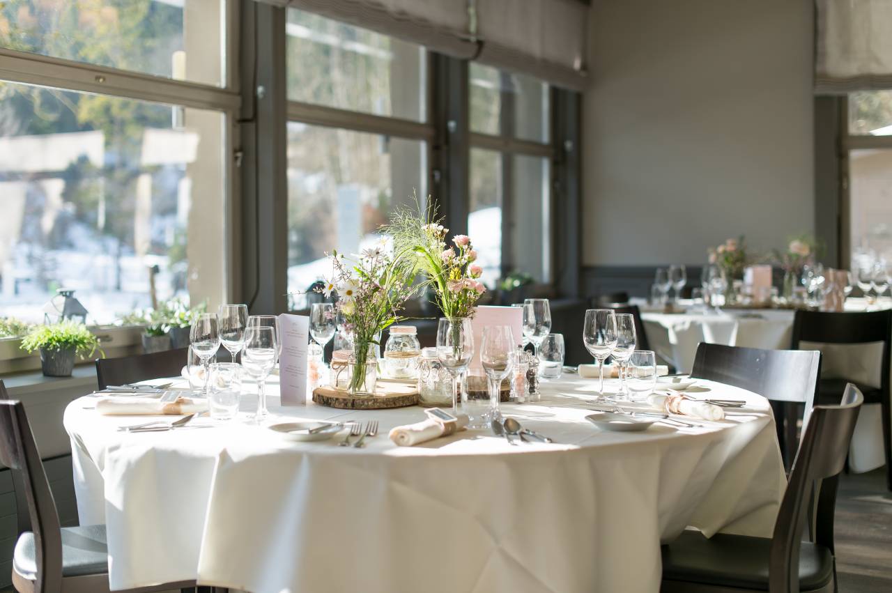 Festlich gedeckter Hochzeitstisch im Hotel Blausee