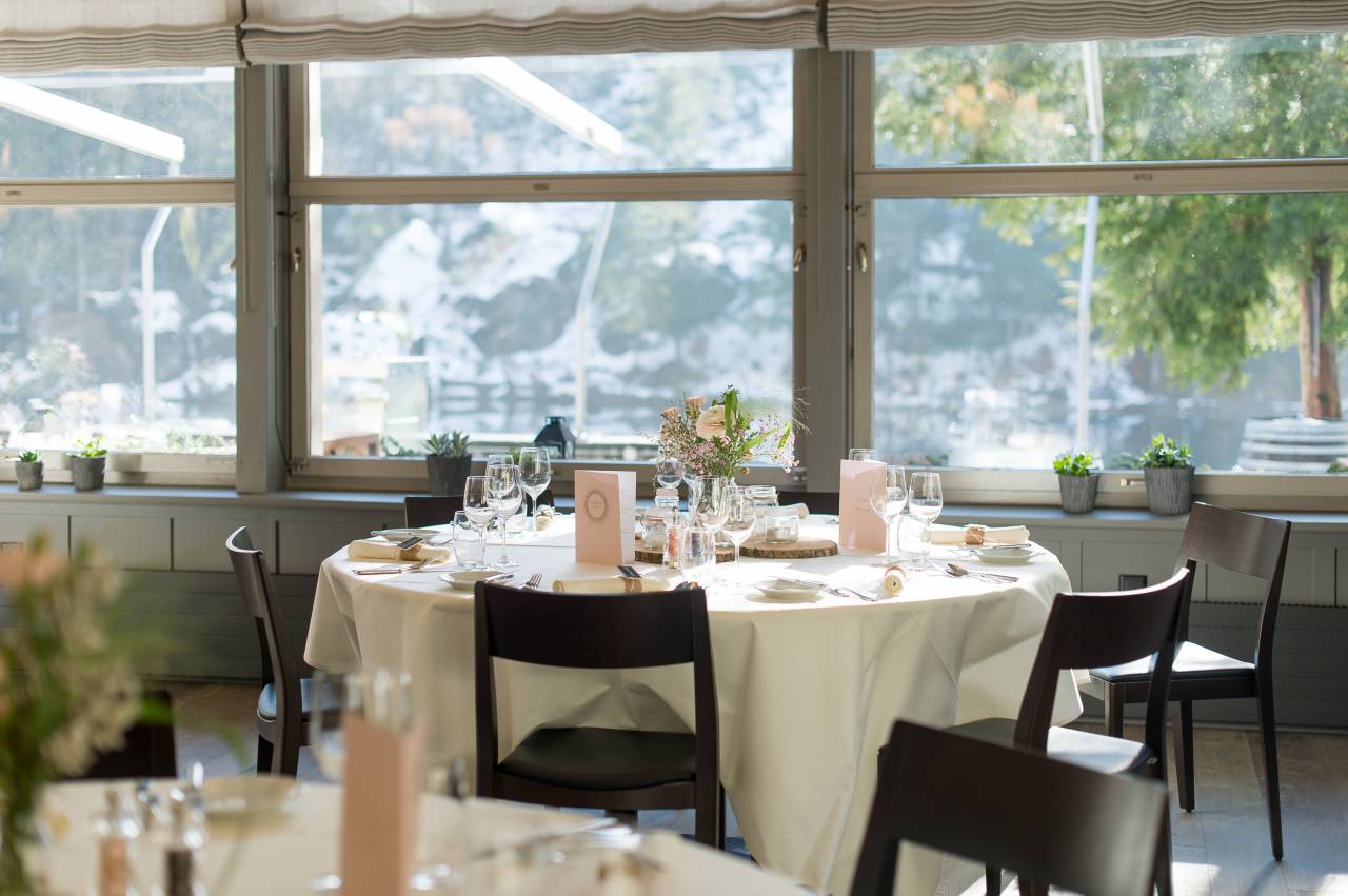 Festlich gedeckter Saal im Hotel Blausee